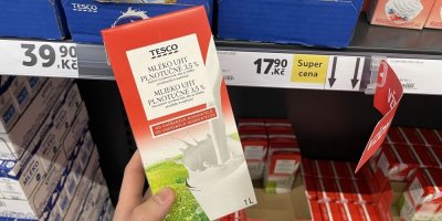 Krabicové plnotučné mléko v supermarketu