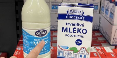 Čerstvé a trvanlivé mléko v supermarketu