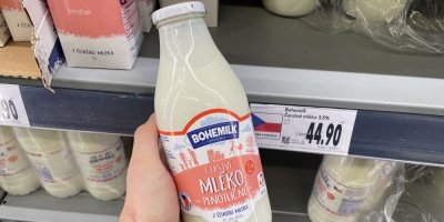 Čerstvé mléko ve skleněné lahvi v supermarketu
