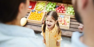 Vztekající se a plačící holčička v supermarketu