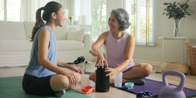 Dvě ženy si po cvičení míchají nápoj s doplňkem stravy