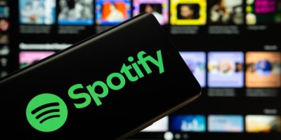 Logo Spotify na displeji mobilního telefonu