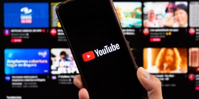 Logo YouTube na displeji mobilního telefonu