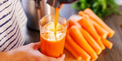 Čerstvý mrkvový džus z odšťavňovače