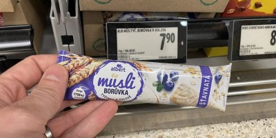Ruka držící müsli tyčinku v supermarketu
