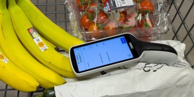 Zboží a skener čárových kódů v nákupním vozíku