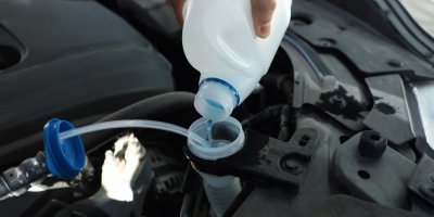 Nalévání kapaliny do nádržky 