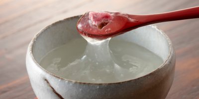 Červená lžička a gel v misce