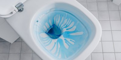 WC čistič v toaletní míse