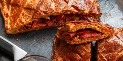 Rozkrojený slaný koláč