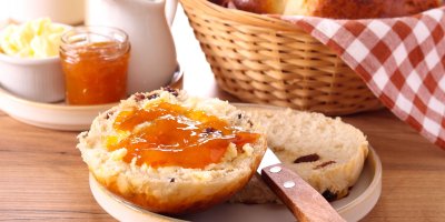 Houska s máslem a marmeládou