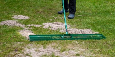 Pískování trávníku