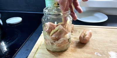 Nakládání utopenců do sklenice