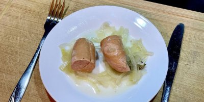 Utopenec s cibulí na talíři