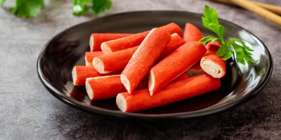 Krabí tyčinky na talíři