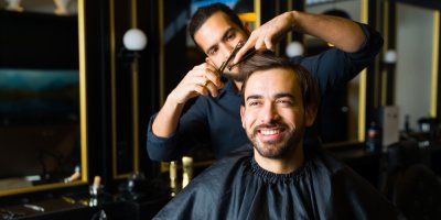 Muž u kadeřníka