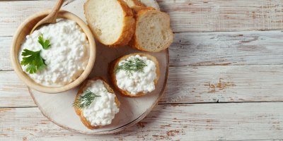 Cottage sýr v misce a na bagetce