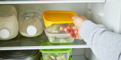 Ruka bere krabičku z lednice