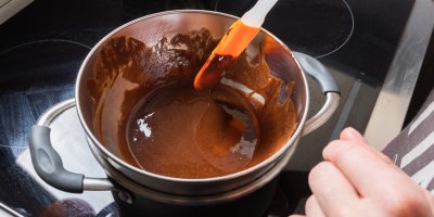 Příprava čokolády v hrnci