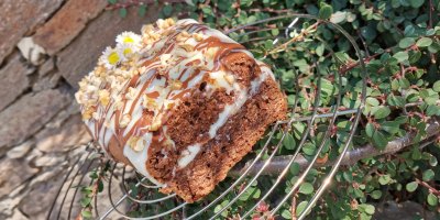 Upečený perník ozdobený čokoládou a ořechy