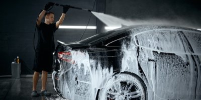 Servisní pracovník myje auto