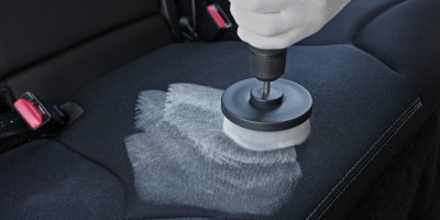 Profesionální čištění sedačky v autě