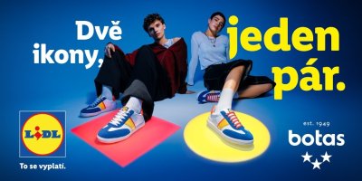 Banner s dvěma lidmi v teniskách