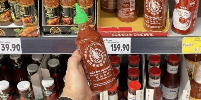 Omáčka Sriracha v supermarketu