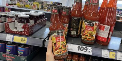 Sladká chilli omáčka v supermarketu