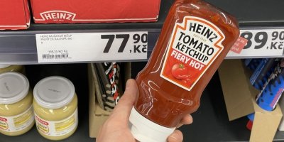 Pálivý kečup v supermarketu