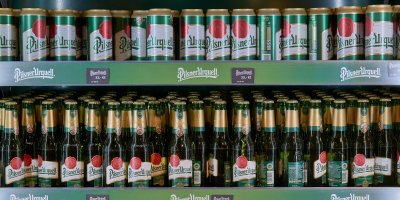 Piva v regálu obchodu