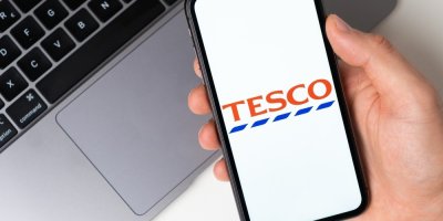 Logo Tesco na displeji mobilního telefonu