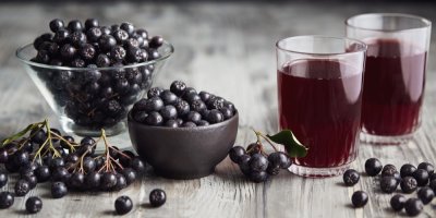 Plody aronie a šťáva z bobulí