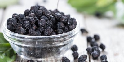 Sušená aronie v misce