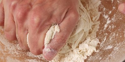 Ruka, která zpracovává těsto