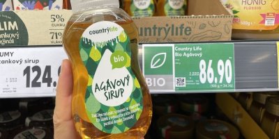 Agávový sirup v rukou