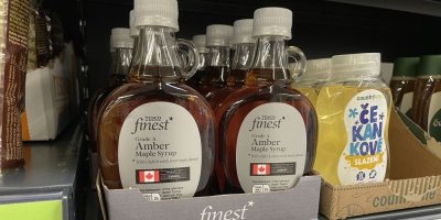 Javorový sirup v regálu