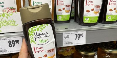 Datlový sirup v rukou