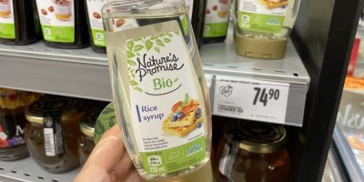 Rýžový sirup v rukou