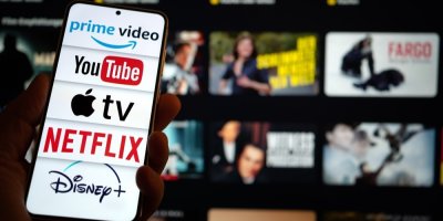 Loga streamovacích služeb na displeji mobilního telefonu