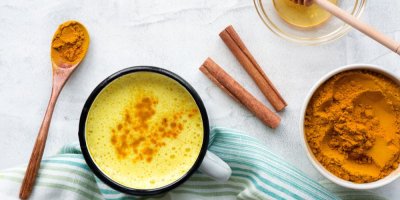 Hrnek zlatého mléka se skořicí a medem