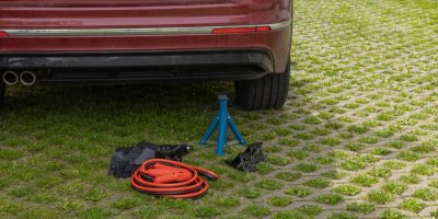 Auto na betonových zatravňovacích dlaždicích