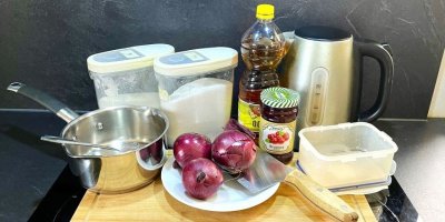 Suroviny potřebné k nakládání cibule