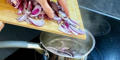 Sypání cibule do vroucí vody