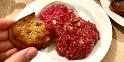 Tatarák s nakládanou cibulí a chlebem