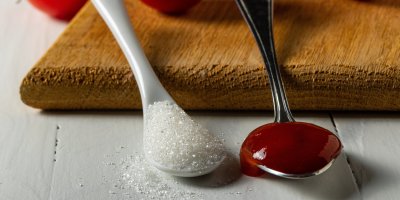 Skrytý cukr v potravinách – srovnání cukru a kečupu na lžíci