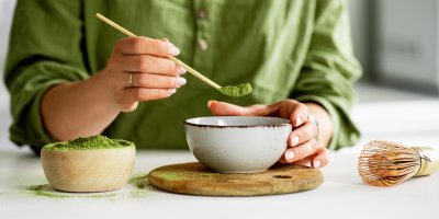 Žena si připravuje matchu