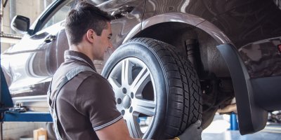 Muž vyměňuje pneumatiku