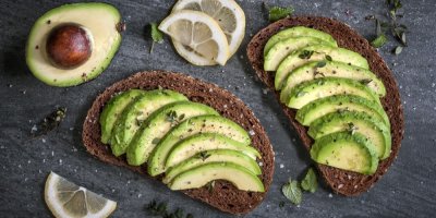 Avokádo nakrájené na plátcích chleba