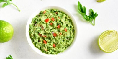 Guacamole připravené v mističce k podávání